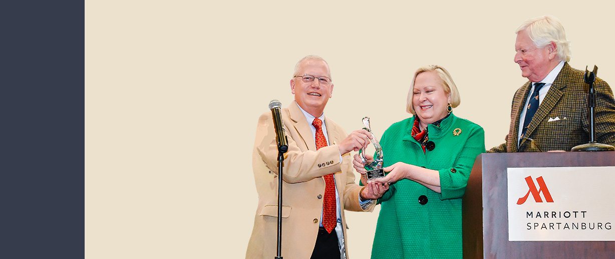 John White ’72 (right) presents Cyndi and David Beacham ’77 with the Abernathy-White Humanitarian Award and the establishment of an endowed fund to support internship experiences.